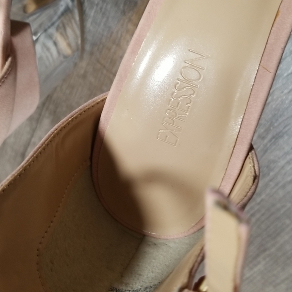 Expression Lucite Kara Heels Size 7 Faux Pink Suede - Picture 4 of 6